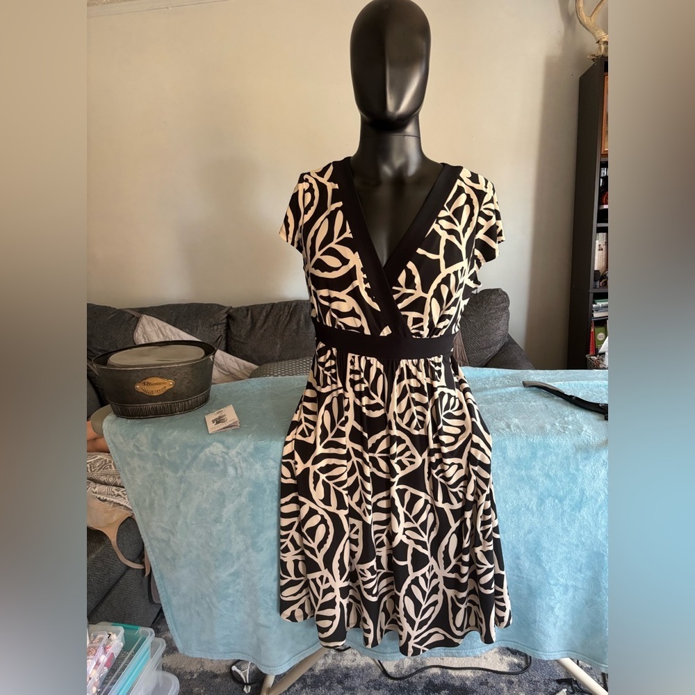 Connected Apparel Black and White Leaf Pattern Mini Dress